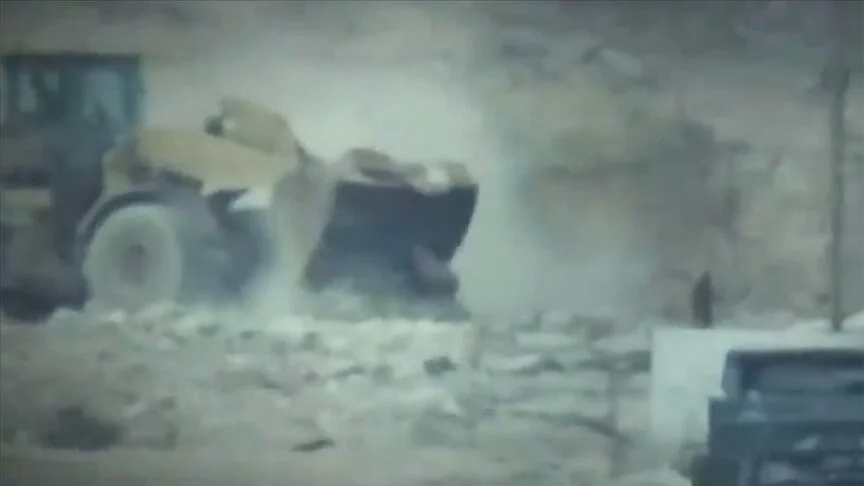 Vahşetin görüntüleri: Öldürdüler, cesetlerini iş makinasıyla sürükleyerek kuma gömdüler