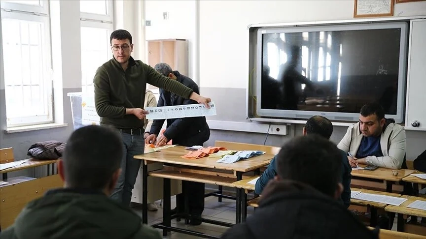 Türkiye'de yerel seçimler: Sandıklar açıldı, oy sayımı başladı