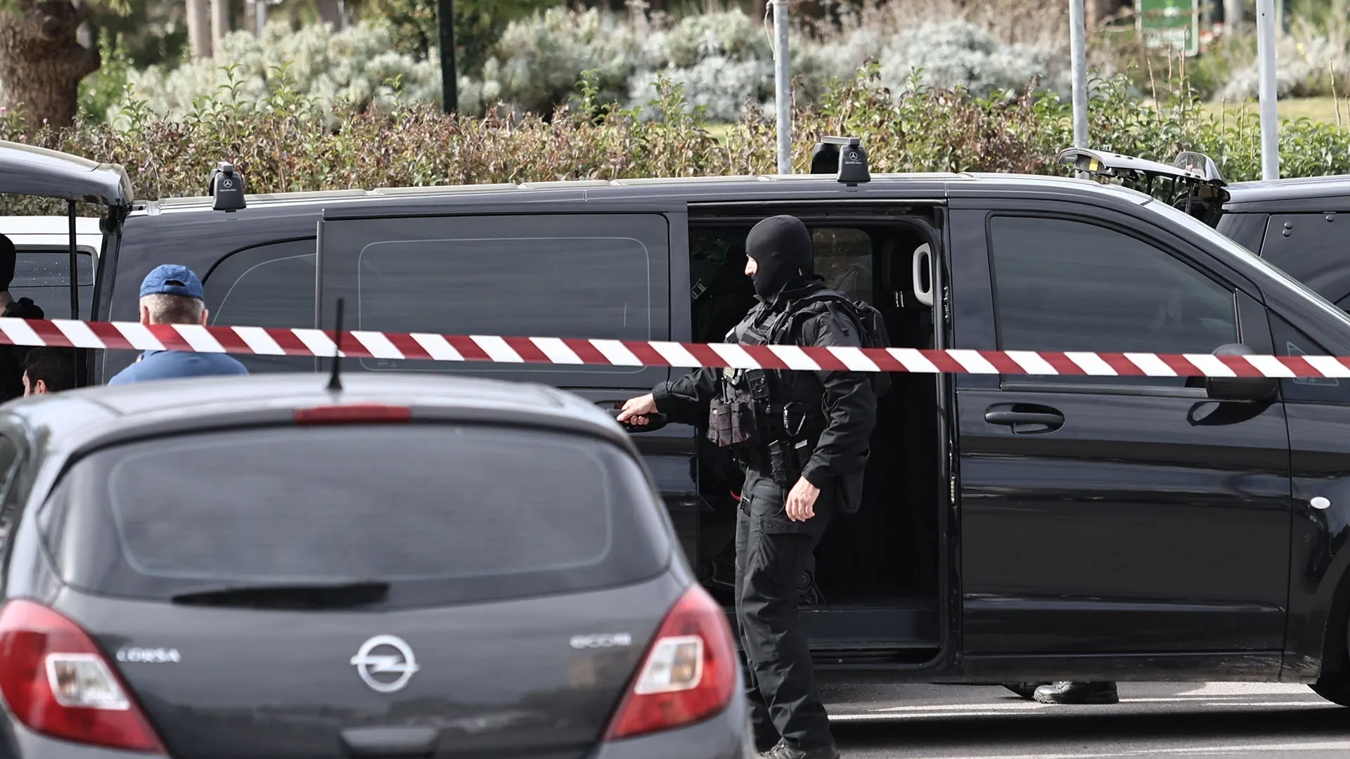 Kız arkadaşını dövdükten sonra polisten kaçan adam intihar etti