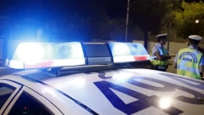 Arabasıyla trafik ışıklarına çarpan 62 yaşındaki sürücü öldü
