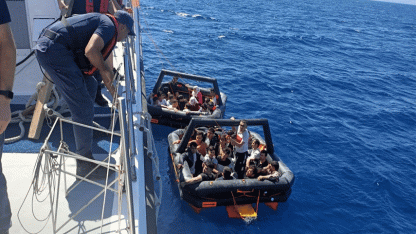 Geri itilen 27 düzensiz göçmen kurtarıldı