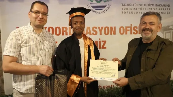 Edirne'de uluslararası öğrenciler mezuniyet sevinci yaşadı