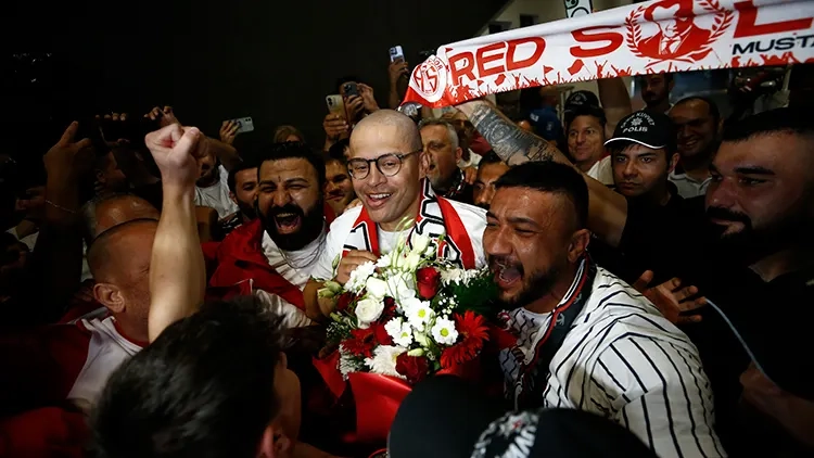 Antalyaspor'un yeni teknik direktörü Alex, Antalya'da