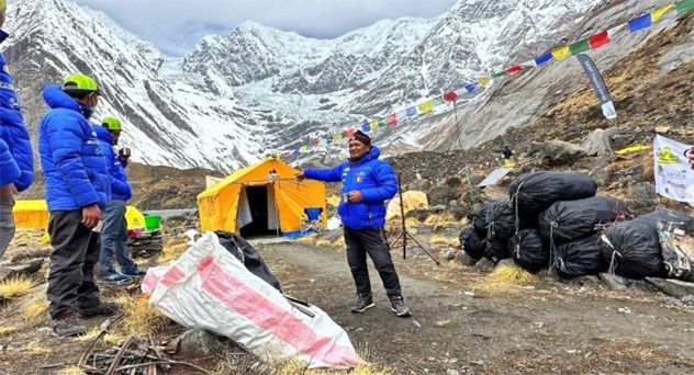 Himalayalar'ın zirvelerinden 11 ton çöp toplandı, 4 ceset bulundu
