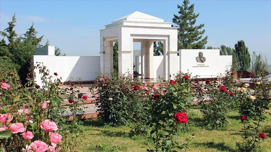 Kırgız yazar Cengiz Aytmatov, Bişkek'teki mezarı başında anıldı