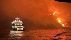 Hydra adası yakınlarında bir yattan atılan havai fişek yangına sebep oldu