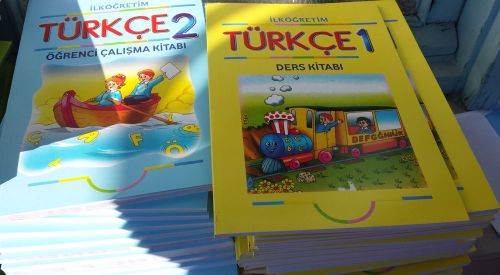 İlkokul öğrencileri nihayet Türkçe ders kitaplarına kavuştular