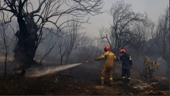 Atina'ya 50 kilometre mesafede çıkan orman yangını yerleşim birimlerine ulaştı