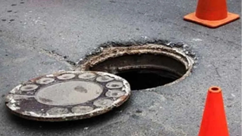 15 yaşındaki çocuk kanalizasyon çukuruna düştü