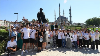 Edirne'deki yaz kampına Balkanlar'dan katılan öğrenciler Selimiye Camisi'ni gezdi
