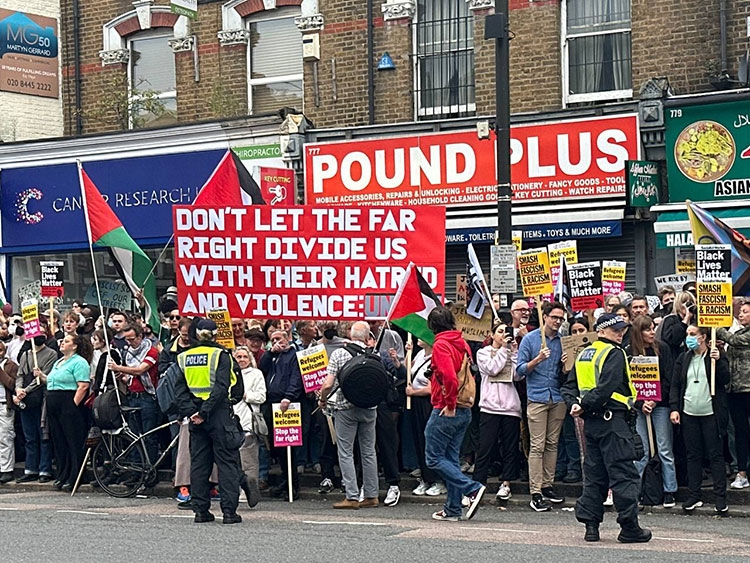İngiltere'de ırkçılık karşıtları aşırı sağın planladığı eylemlere karşı sokakları doldurdu