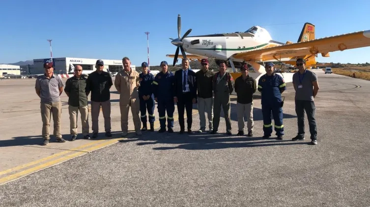 Türkiye'den Yunanistan'a gönderilen uçaklar ve helikopter Atina'ya ulaştı