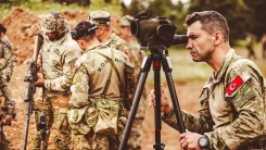 Türk askeri attığını vurdu!