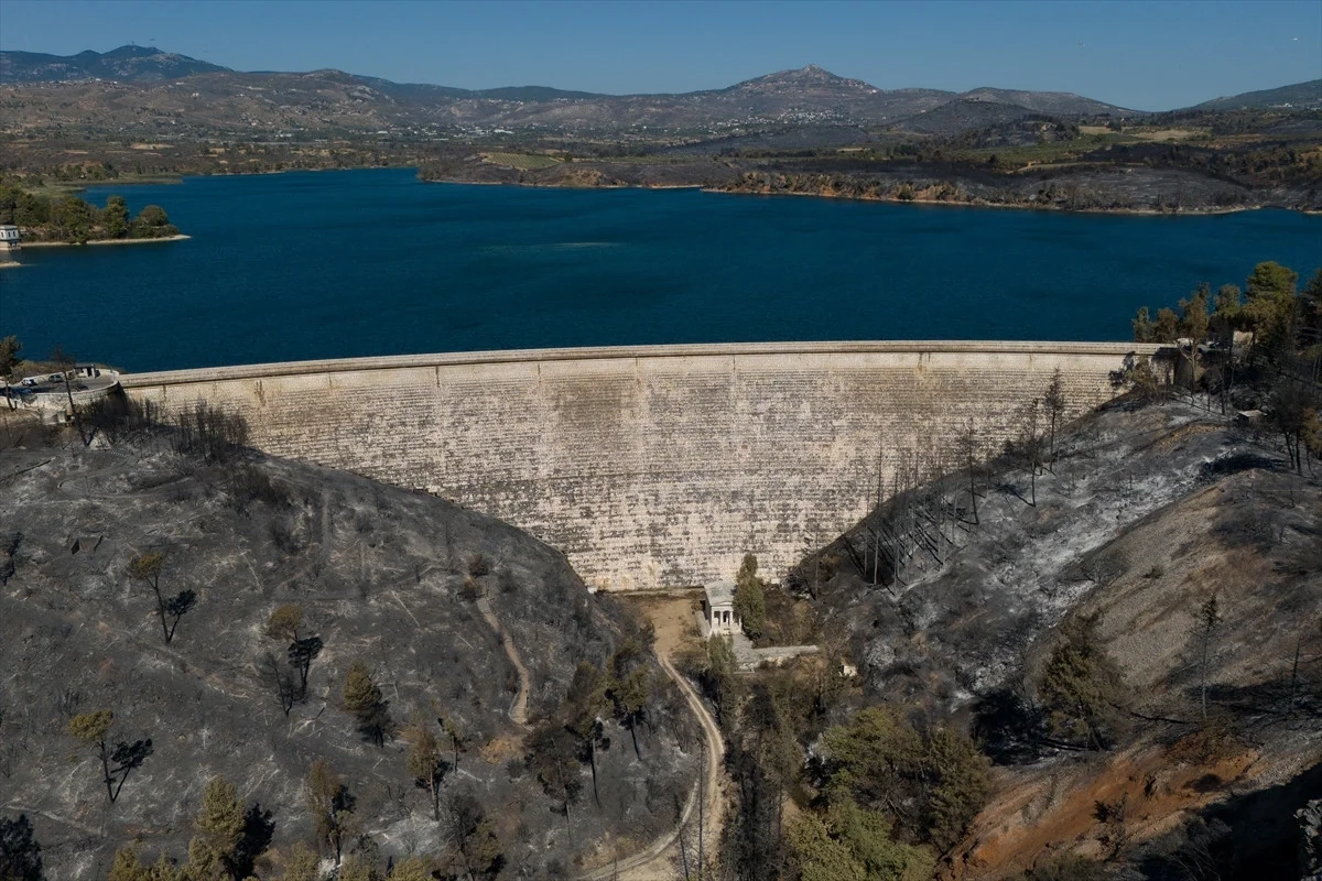 Yunanistan'da yanan ormanlar havadan görüntülendi