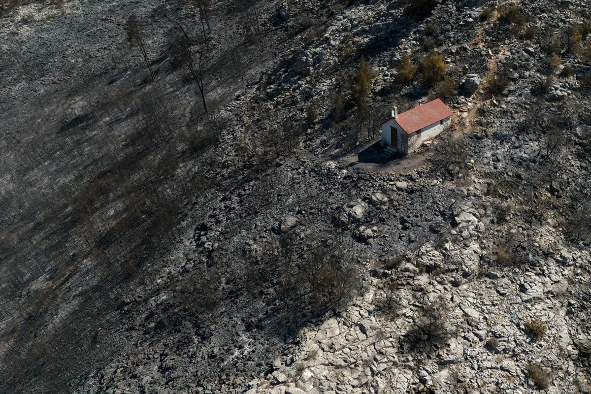 Yunanistan'da yanan ormanlar havadan görüntülendi