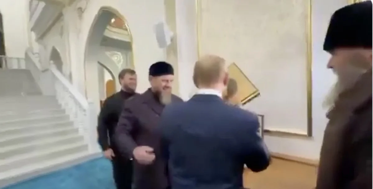 Putin, kendisine hediye edilen Kur'an-ı Kerim’i öptü
