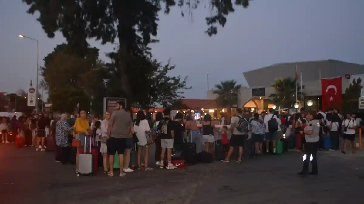Midilli Adası'na geçişlerde yoğunluk: Yüzlerce metrelik kuyruk