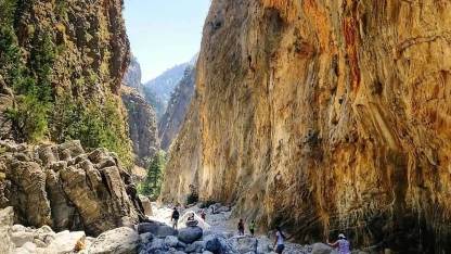 Girit’te yürüyüş yapan turist taş düşmesiyle can verdi