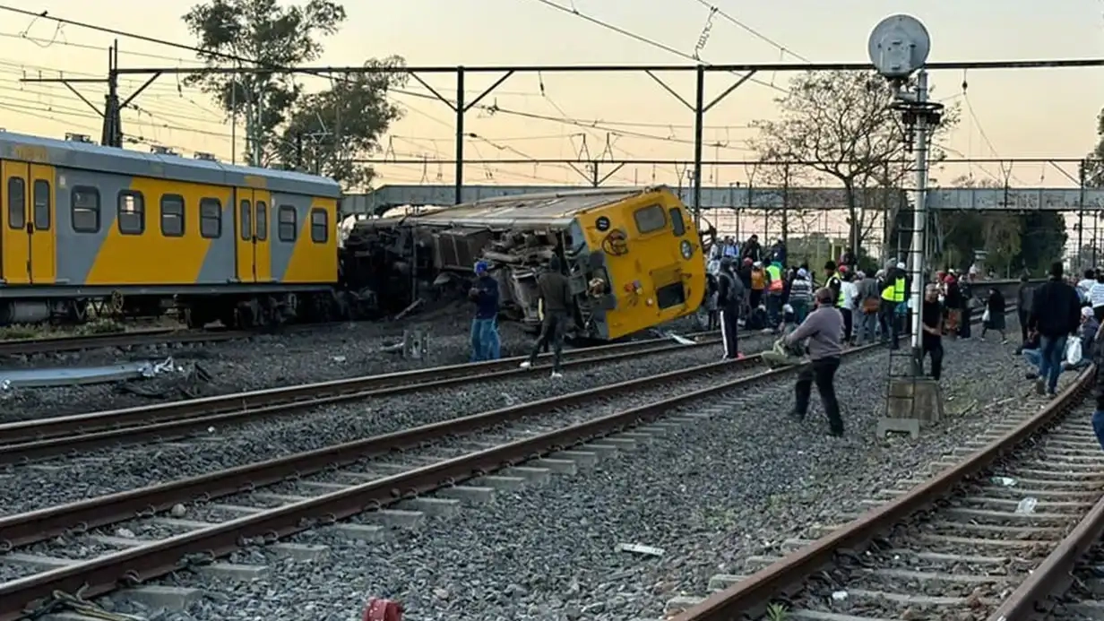 Tren raydan çıktı: 25 yaralı