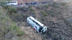 Otobüs uçuruma yuvarlandı: En az 28 ölü