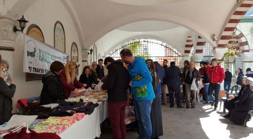 Zeytinburnu Batı Trakya Camii avlusunda öğrenciler yararına kermes düzenlendi