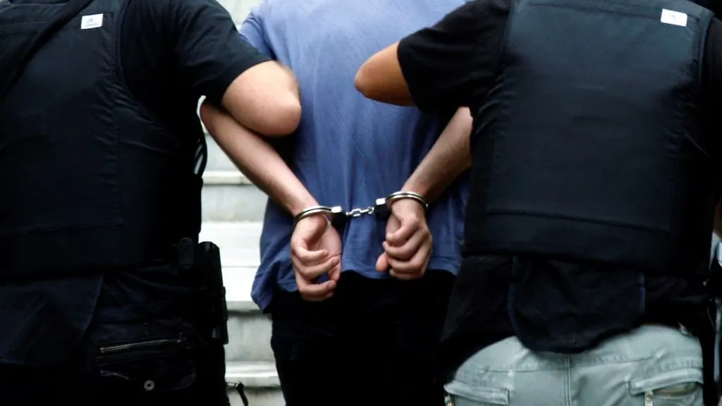 Dolandırıcılar polisin kucağına düştü