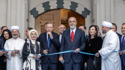Balkanlar’ın en büyük camisi Arnavutluk’ta ibadete açıldı