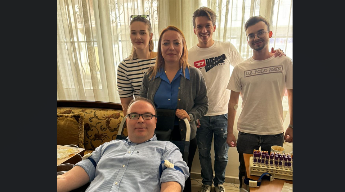 Başkonsolos Aykut Ünal ve eşinden kan bağışı etkinliğine destek 