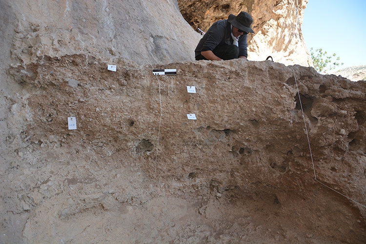 Mardin'de yaşamın ilk izlerinin araştırıldığı mağara: Uluköy