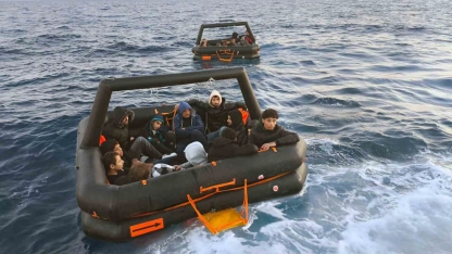 Yunanistan, 15 çocuğun içinde bulunduğu can sallarını Türk karasularına geri itti