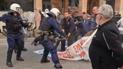 Patra'da inşaat işçileri ile polis arasında arbede yaşandı