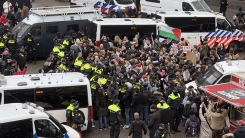 Amsterdam'da Filistin destekçilerine sert polis müdahalesi