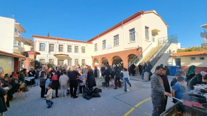 İskeçe Merkez Türk İlkokulundaki kermese yoğun katılım