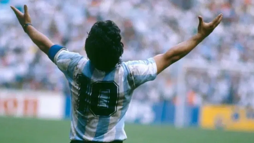 Futbol efsanesi Maradona ölümünün 4. yılında anılıyor