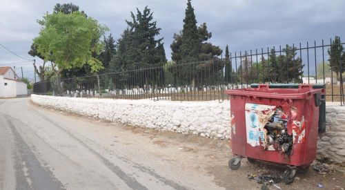 Türk mahallelerindeki çöp bidonları ateşe veriliyor !