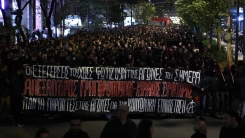 Atina'da 2008'de polisin öldürdüğü genci anmak için yapılan yürüyüşün ardından arbede çıktı