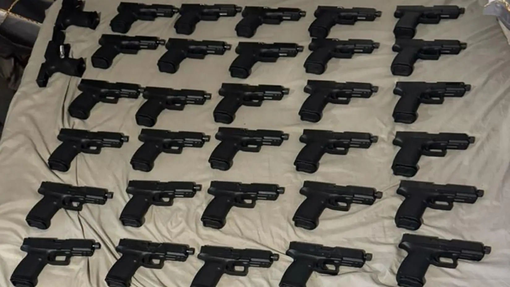 Yunanistan’da Türk mafyasına operasyon: Çok sayıda gözaltı ve silah ele geçirildi