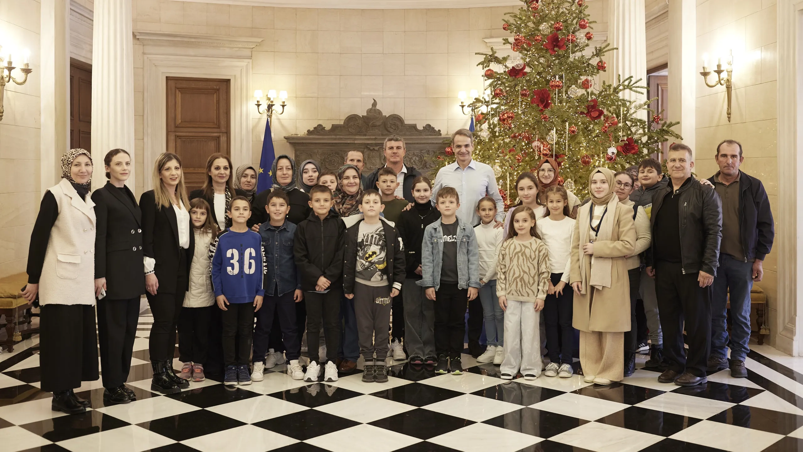 Başbakan Miçotakis, Büyük Derbent Azınlık İlkokulu öğrencilerini ağırladı