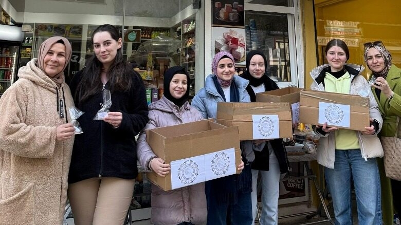 İskeçe Müftülüğü Regaib Kandili lokumu dağıttı