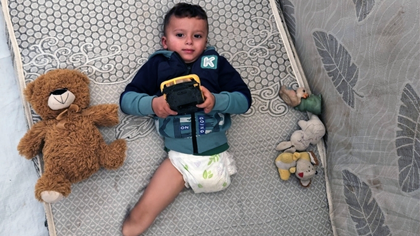 İsrail'in saldırısıyla bacaklarını kaybeden 3 yaşındaki Filistinli Cihad, hayata tutunmaya çalışıyor