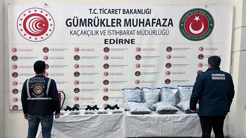 Sınır kapısında iki ayrı operasyonda ruhsatsız tabanca ve uyuşturucu ele geçirildi