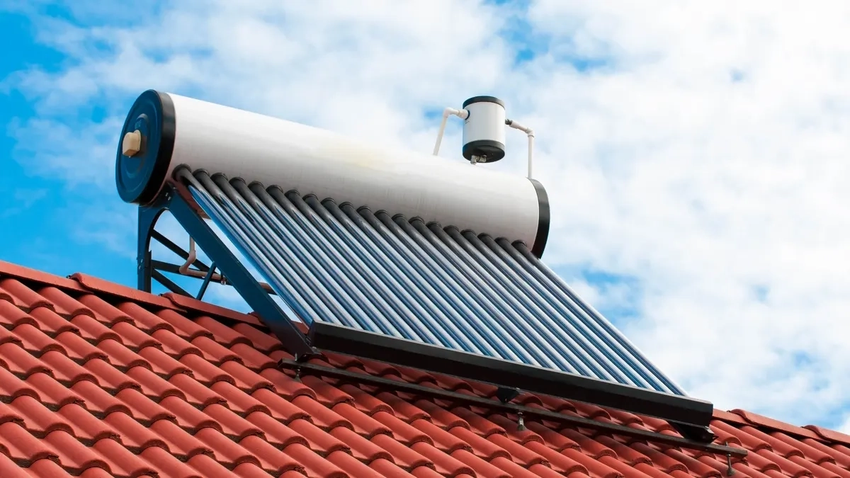 Güneş enerjili termosifonlarla enerji verimliliği: Yeni “Αλλάζω” (Değiştiriyorum) programı