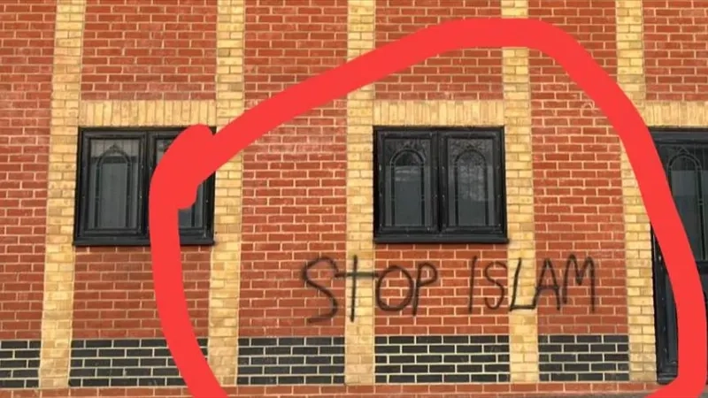  Londra'daki camilere İslamofobik saldırı