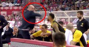 AEK Başantrenörü Maçta Oyuncusuna Yumruk Salladı