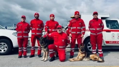 İki kurtarma köpeği ile birlikte İskeçe ve Gümülcine Kızıl Haç ekipleri Santorini'de