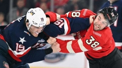 Buz Hokeyi maçında ilk 9 saniyede 3 kavga yaşandı