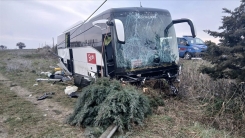 Yunanistan'dan İzmir'e yolcu taşıyan otobüs kaza yaptı