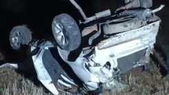 Otobüs durağına dalan araç parçalandı, motoru alev aldı