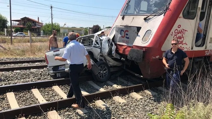 Raylara park edilen otomobil tren tarafından sürüklendi!