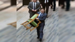 İstifa eden Justin Trudeau makam koltuğunu yanında götürdü